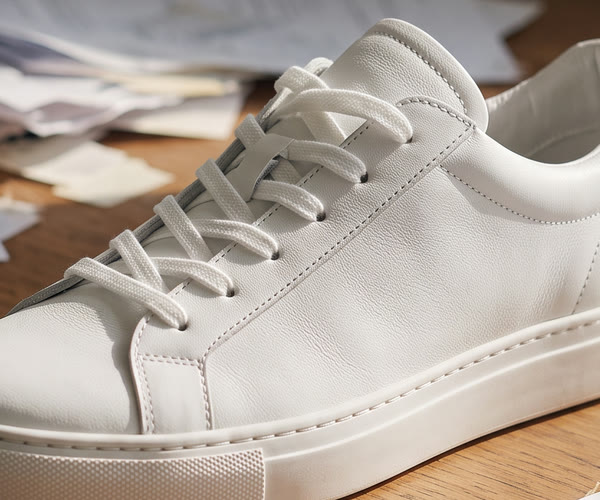 Product photo upscaled by Phota Enhance: Added a tread block to a plain sole